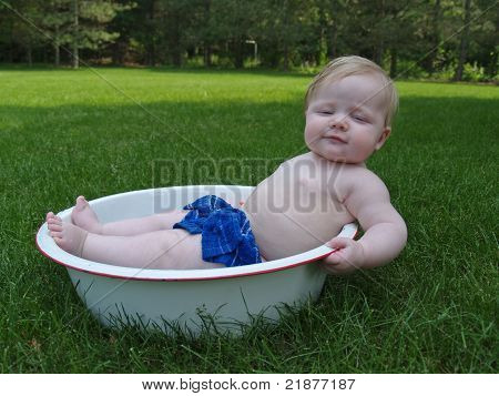 Ahhh это жизнь ребенка, купание в Dishpan