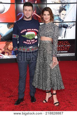 LOS ANGELES - DEC 09:  Cobie Smulders and Taran Killam arrives for the 'Star Wars: The Last Jedi' World Premiere on December 09, 2017 in Los Angeles, CA                