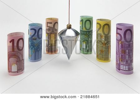 Sroloval Euro bankovky s olovnice na bílém pozadí