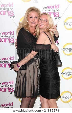 LOS ANGELES - 17 maggio: Kathy Hilton, Kim Richards arrivando alla premiere di ossigeno nuovo Docu-Seri