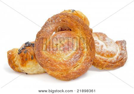 nějaké pečivo, jako čokoládové croissanty a ensaimadas, na bílém pozadí