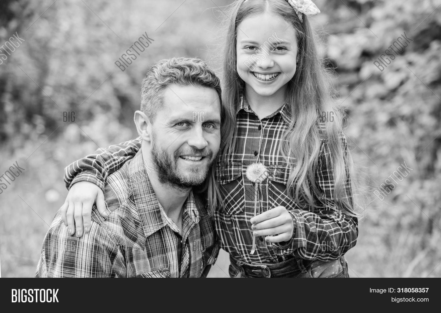 Little father. Little father. Teen дочь and father. маленькие несовершеннолетние дети. внутренняя фигура отца.