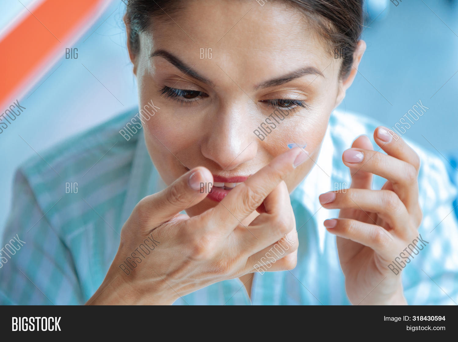 маменькин сынок. счастливые мать и взрослый сын. Sit down please. английское слово day.