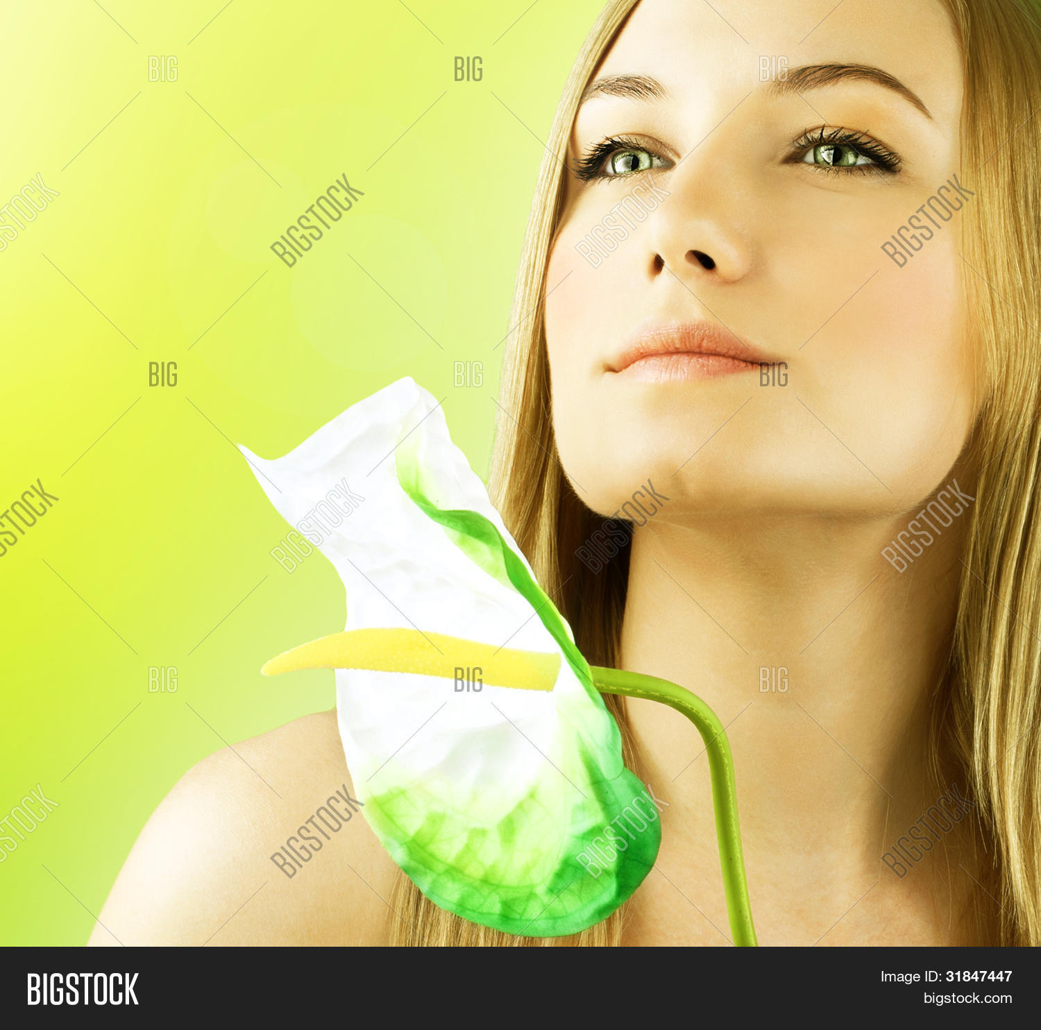 счастливая женщина. детокс девушка. девушка пьет витграсс. красивое лицо. счастливая девушка с цветами.