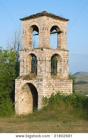 een klokkentoren in Voskopoja (Voskopojë), Albanië