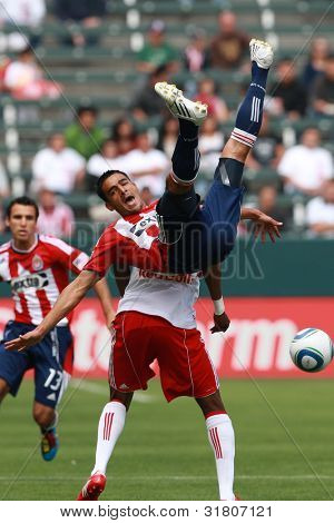 CARSON, CA. - 10 Nisan: Chivas USA D Michael Umana #4 Chivas USA vs New York Red Bulls ma sırasında