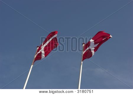 Dos banderas danesas
