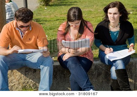 BRAGA, PORTUGAL - 29 marca: Aktorzy prób na Uminho, Grupa aktorów Uminho próbie William trzęsie