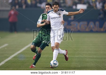 CARSON, CA. - 23. dubna: Los Angeles Galaxy D Omar Gonzalez #4 & Portland dřeva D Steve Purdy #25 d
