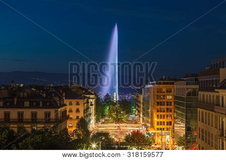 Illuminated Geneva Water Fountain (jet D'eau) - The City's Most Famous Landmark - Summer Evening Vie