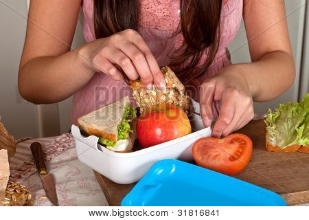 부엌 테이블에 도시락을 준비 하는 여자의 손