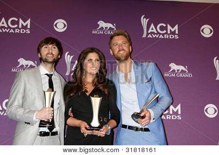 LAS VEGAS - APR 1: Lady Antebellum i presserummet på 2012 Academy of Country Music Awards en