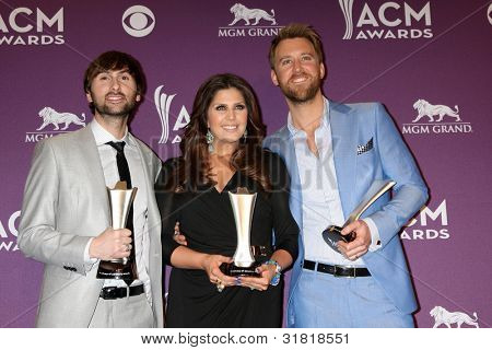 LAS VEGAS - APR 1: Lady Antebellum i presserummet på 2012 Academy of Country Music Awards en