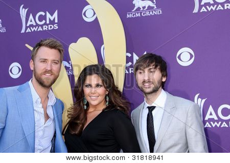 LAS VEGAS - APR 1: Lady Antebellum ankommer på 2012 Academy of Country Music Awards på MGM Grand