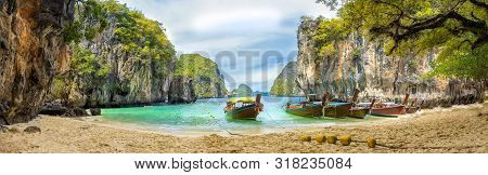 Blue Water At  Lao Lading Island, Krabi Province, Thailand