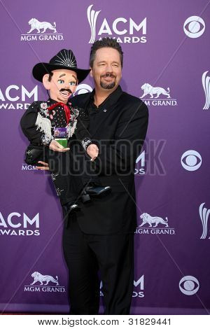 LAS VEGAS - APR 1: Terry Fator ankommer på 2012 Academy of Country Music Awards på MGM Grand Gar