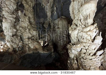 Phu Pha Phet Satun, Tayland'da mağaralar