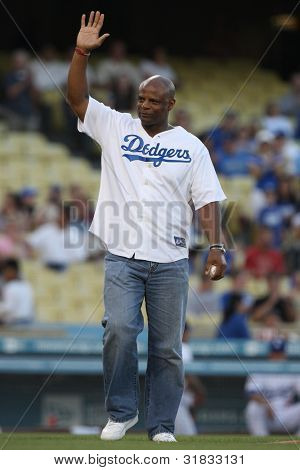 LOS ANGELES - 18 de ago: Quarterback da NFL ex Warren Moon lança o primeiro arremesso durante o Rocki