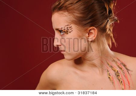 bliska piękno portret kobiety z tatuazy