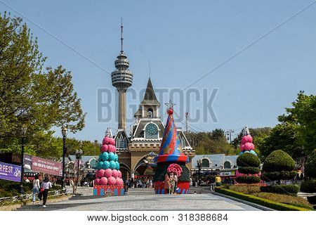 Daegu, South Korea - Apri 6, 2019: E World Theme Park And 83 Tower, It Is A Symbol Of Daegu And Tour