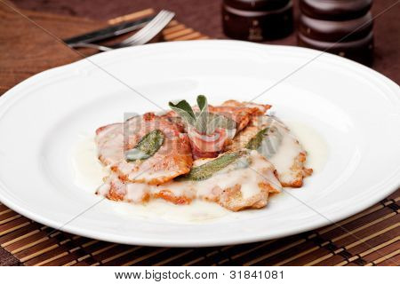 Saltimbocca - dana eti prosciutto ve taze adaçayı yaprakları ile dilim.