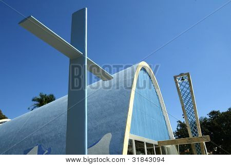 Belo Horizonte, Brasilien, 22. Juli: ein Kreuz liegt außerhalb der Kirche von Sao Francisco de Assis 22. Juli,