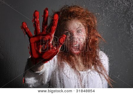 恐怖形势与血腥的脸的女人
