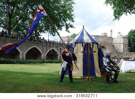 London / England Uk - Agoust 22, 2008: Free Rappresentation Of Knights Fight Outside The London Towe