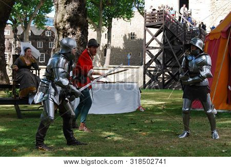 London / England Uk - Agoust 22, 2008: Free Rappresentation Of Knights Fight Outside The London Towe
