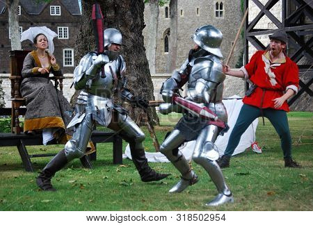 London / England Uk - Agoust 22, 2008: Free Rappresentation Of Knights Fight Outside The London Towe