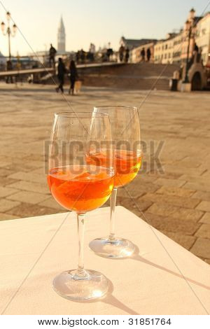 To Glases for venetiansk Drink