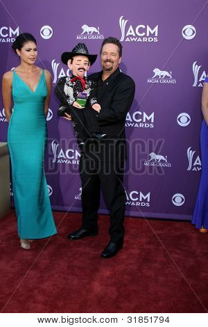 LAS VEGAS - APR 1: Terry Fator ankommer på 2012 Academy of Country Music Awards på MGM Grand Gar