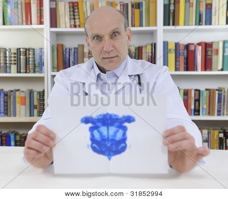 Psychoterapeut drží Rorschachův Test