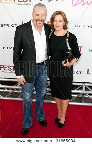 Los Angeles 17. Mai: Bryan Cranston & Robin Dearden kommen bei den Los Angeles Film Festival Premier