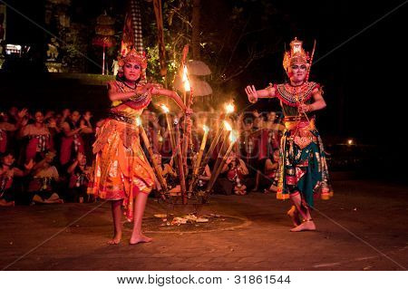 BALI, Indonesien - APRIL 4: Præsentation af traditionelle balinesiske kvinder Kecak brand dans på April 4, 2