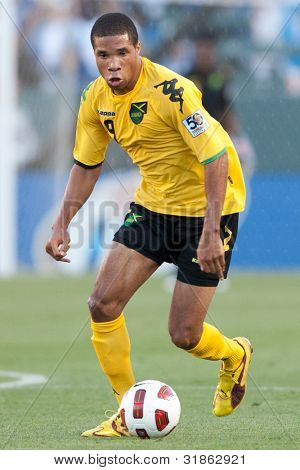 CARSON, CA. - 6 giugno: Giamaica avanti Ryan Johnson #9 in azione durante il gr della CONCACAF Gold Cup 2011