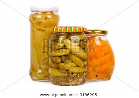 légumes en conserve. concombres, poivrons et champignons isolés