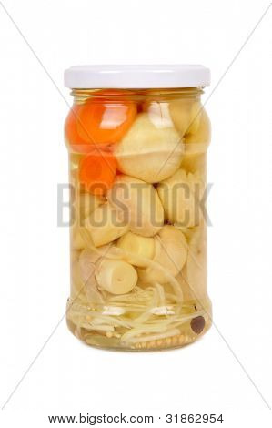 champignons en conserve et carottes isolés