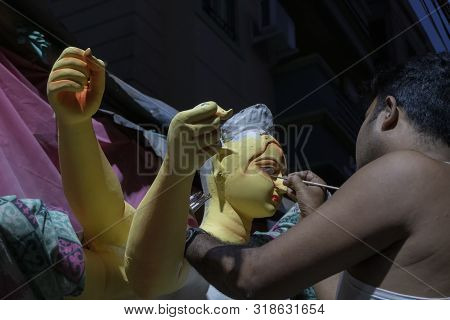 Kolkata, West Bengal, India - 7th October 2018 : Artist Drawing Eye Brows Of Goddess Durga On Her Cl