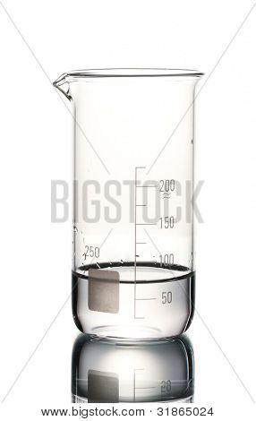 Vaso con agua y reflexión aislado en blanco