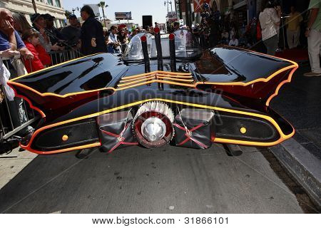 LOS ANGELES, CA - 5 APR: La Batmobile in una cerimonia dove Adam West è onorato con una stella su H
