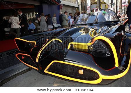 LOS ANGELES, CA - 5 APR: La Batmobile in una cerimonia dove Adam West è onorato con una stella su H