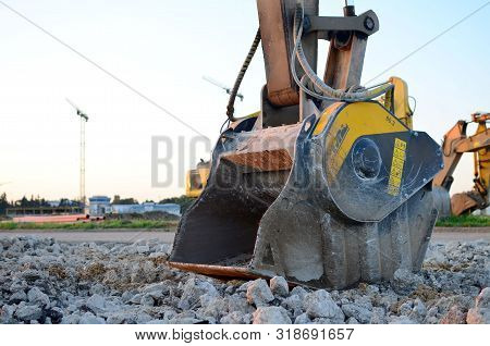 Crushing Bucket Of The Excavator For Crushing Concrete. Construction Waste Recycling For Constructio