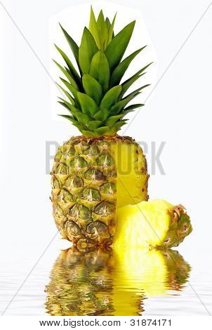 Un ananas con sfondo bianco