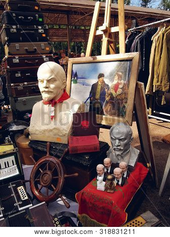 Saint-petersburg, Russia - 22 August 2019: Bust Of Lenin, Painting Of Lenin And A Lot Of Old Suitcas