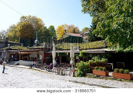 Metsovo Village, Greece-october 11: The Tourists Enjoing Their Vacation In Metsovo Village On Octobe