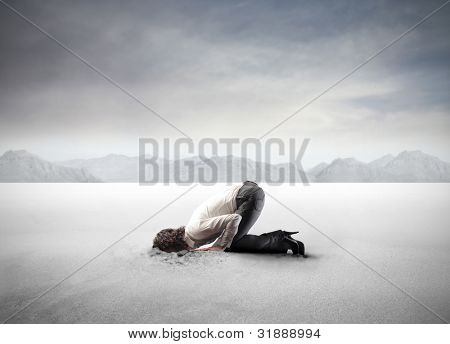 젊은 여성이 그녀의 머리를 모래에 묻어