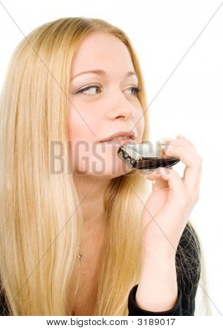 Femme blonde avec un Harmonica
