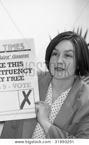 LONDON - 19 mars: Nina Temple, sekreterare i demokratiska vänsterpartiet, talar vid manifest start 