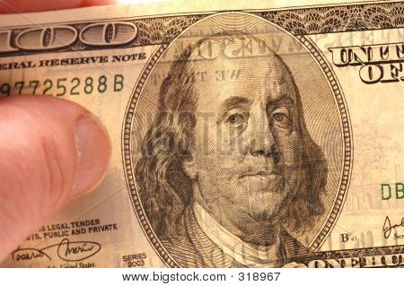 Проведение 100 долларов